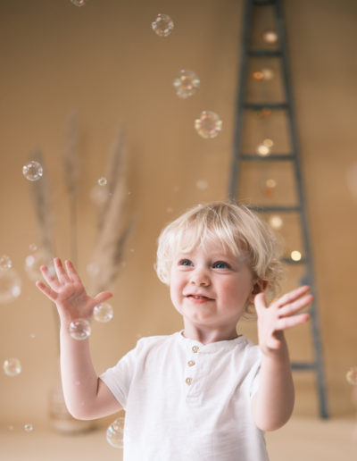 Portraits en lumière naturelle d'enfant en studio à Signes dans le Var