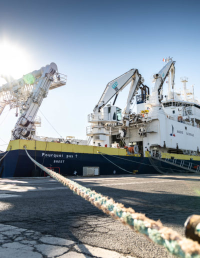 Navire de recherche de l'IFREMER en rade de Toulon