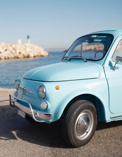 Une voiture de collection fiat Abarth aux Goudes à Marseille